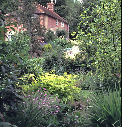 Staudengarten eines englischen Hauses